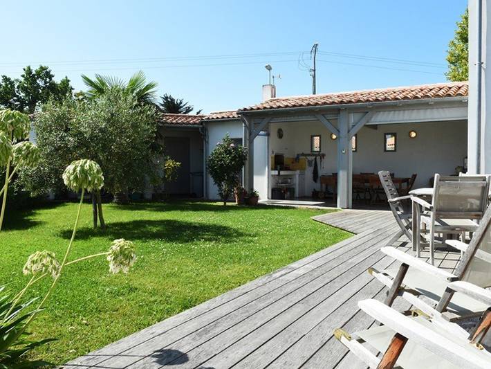 Charming Home Near Village Center, Sleeps 6, Garden, Wifi, Well-Equipped Kitchen in Les Portes-en-Ré, Ile de Re