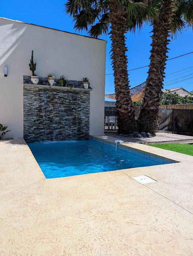 Location de vacances pour 6 personnes, avec piscine et jardin, adapté aux familles à Tourbes