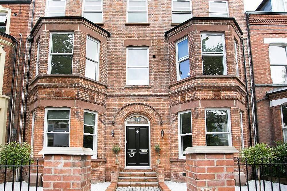 Entire apartment, Apartment 6 Wellington Park (one bed sleeps) in Belfast, County Antrim