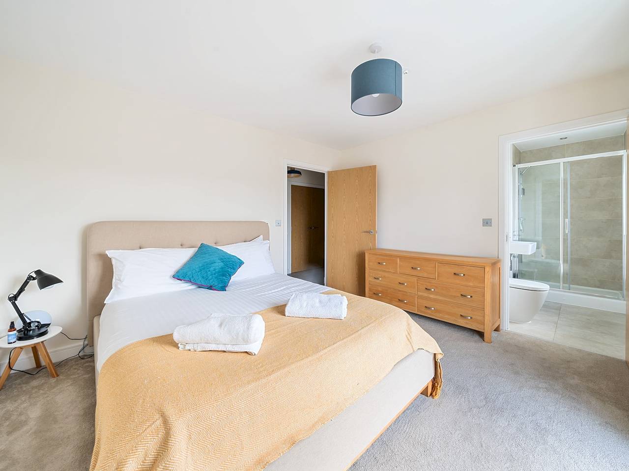 Entire apartment, Spacious Apartment in Addlestone with Free Parking- Pass the Keys in Thorpe Park, Surrey