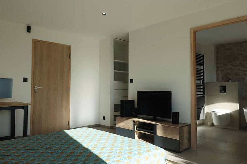 Villa isolée avec Ac, piscine chauffée et vue sur les vignobles et la mer in Callas, Région de Draguignan