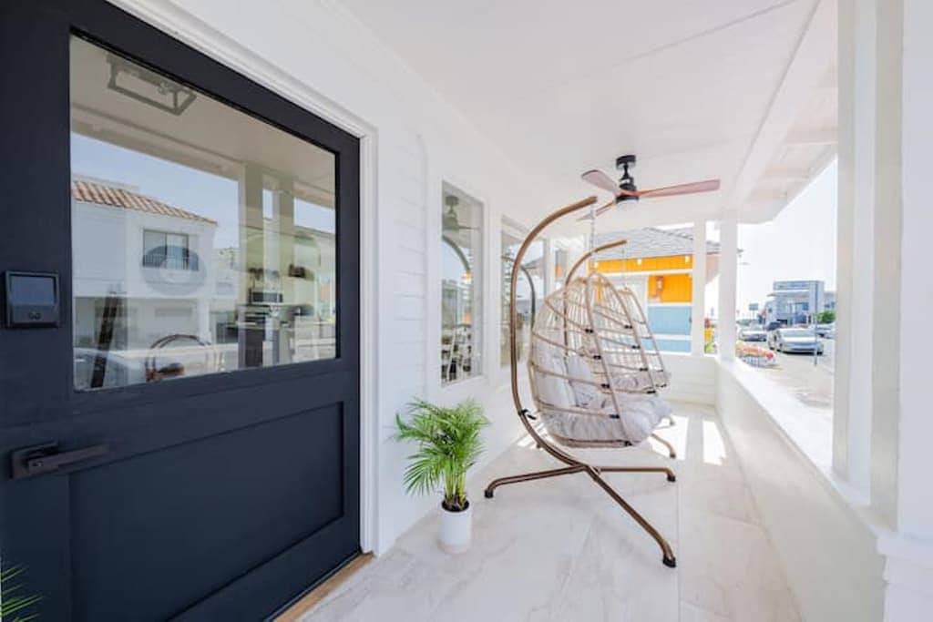 Luxury Beach Bungalow with Hot Tub - Steps to Sand and Pier in Hermosa Beach, Los Angeles County