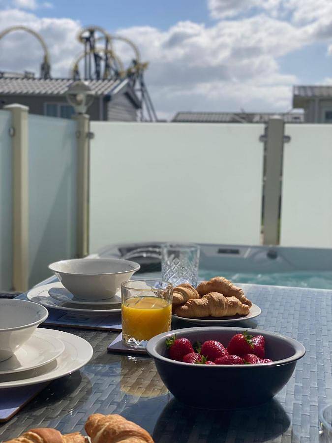 Premium accommodation with luxury Hot-Tub and decking area, near Fantasy Island in Ingoldmells, Lincolnshire
