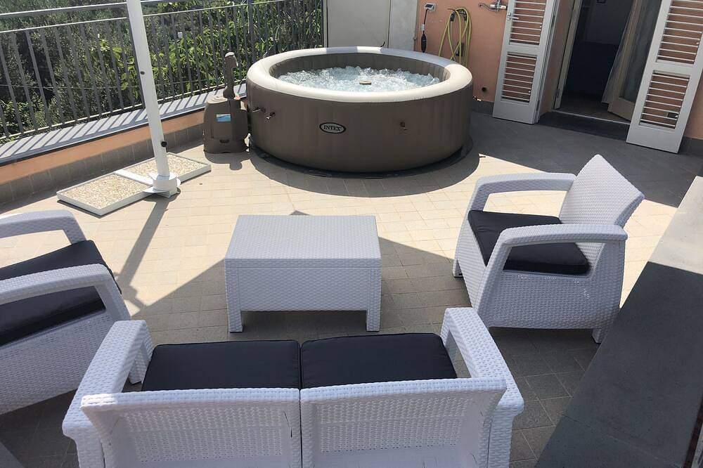 A newly renovated, stylish 2 bedroom apartment with amazing sea view in Nerano, Naples Province