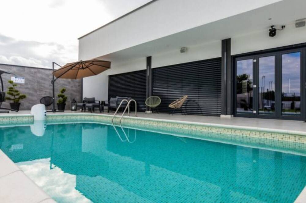 Five Bedroom Holiday Home in Osijek-Baranja
