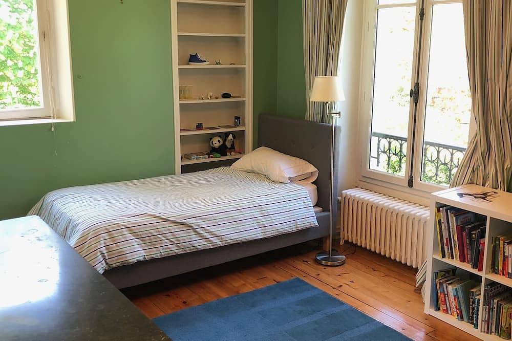 Beautiful historic home with big garden minutes from Paris-perfect for families! in Le Vésinet, Yvelines