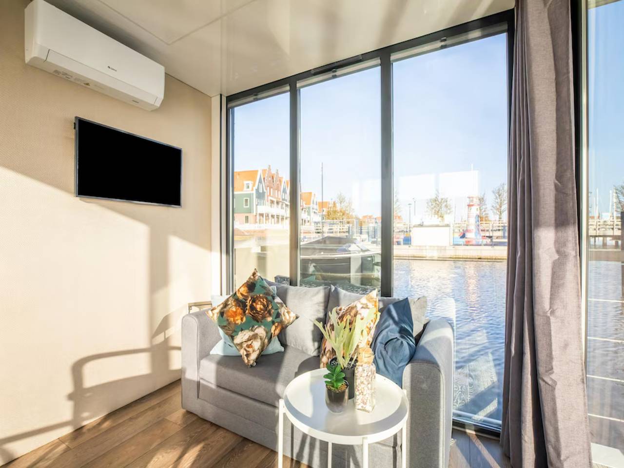 Luxuriöses Hausboot im Herzen von Volendam in Volendam, Markermeer