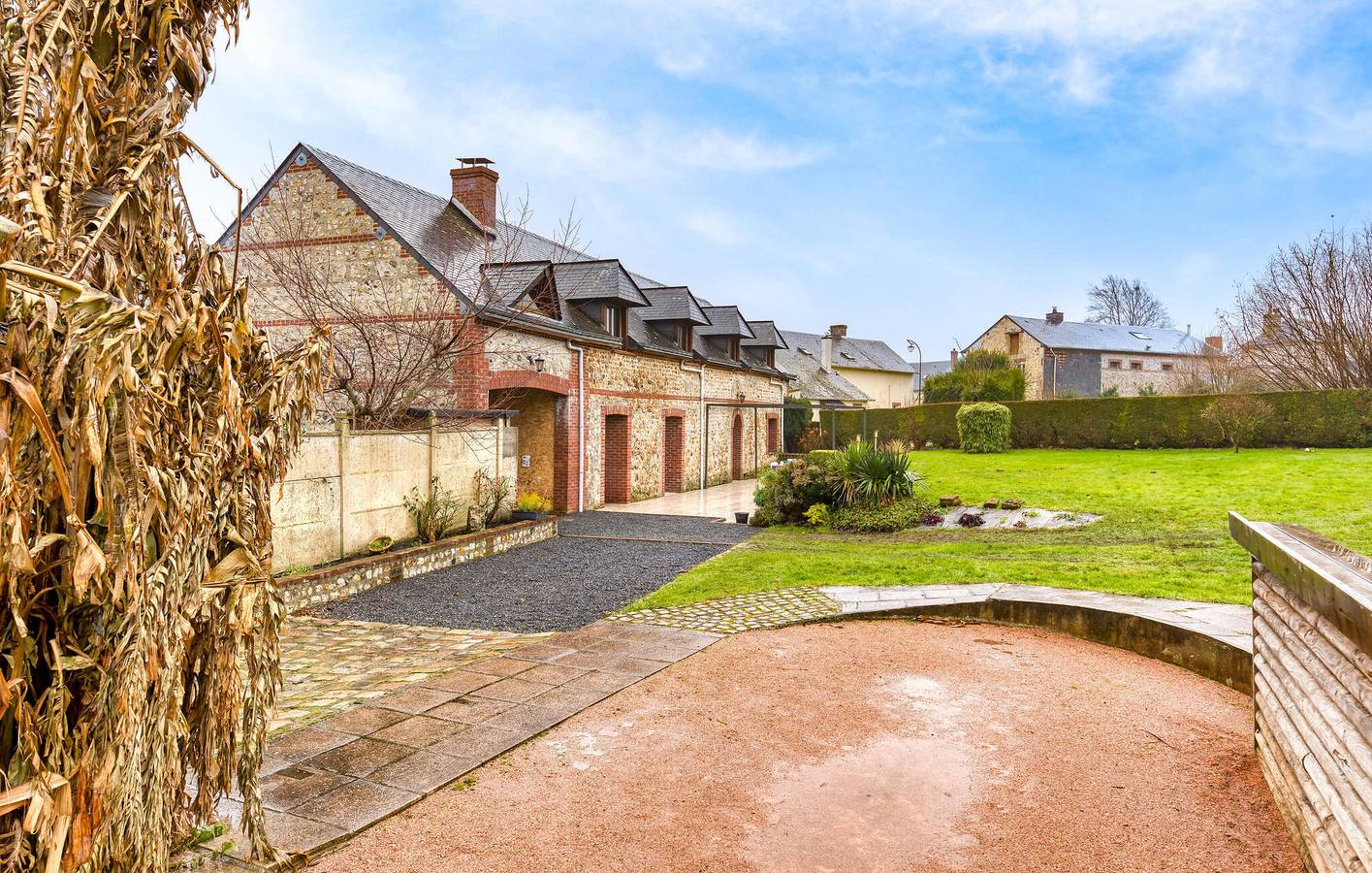 Cozy Riverside Apartment in Toussaint with Parking in Ganzeville, Région du Havre