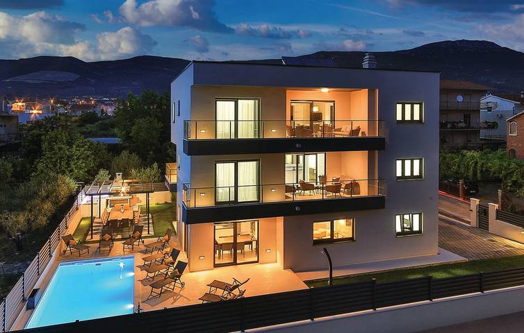 Ferienhaus für 16 Personen, mit Balkon/Terrasse und Garten sowie Pool in Kaštela