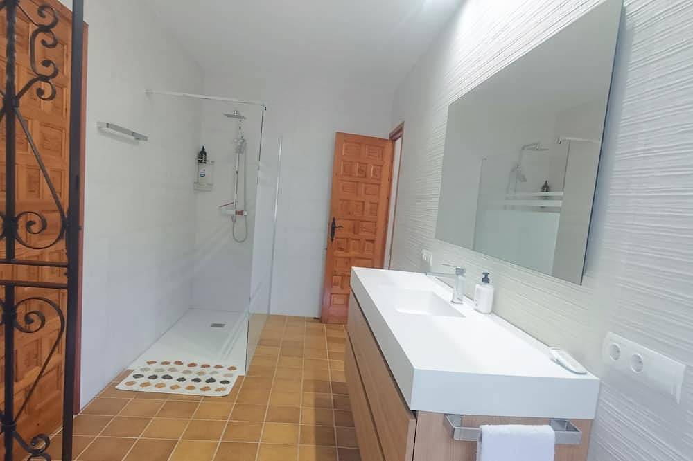 House surrounded by pine trees five kilometers from motorland in a very quiet village in Alcaniz, Teruel e dintorni