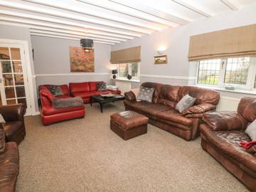 Log Cabin for 12 People in Alton Towers, Staffordshire, Photo 3