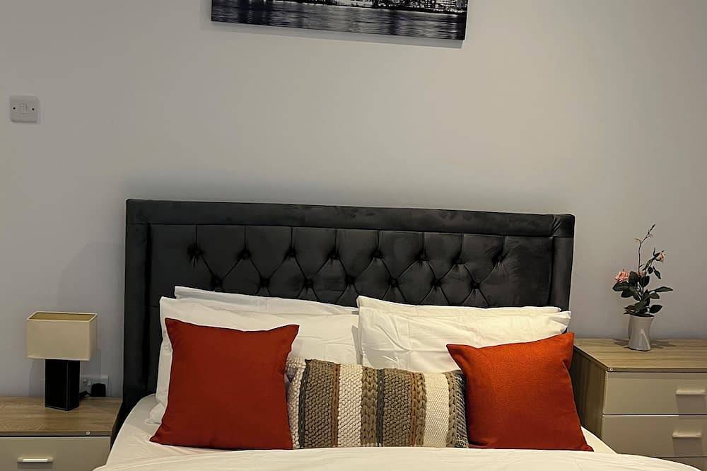 Luxury, Cosy and  Quiet 4-bed House close to town centre and transport in Northampton, Northamptonshire