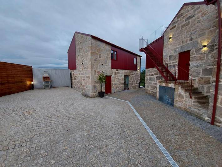 Location de vacances pour 6 personnes, avec Balcon et Terrasse ainsi que Jardin et Piscine dans Penedones