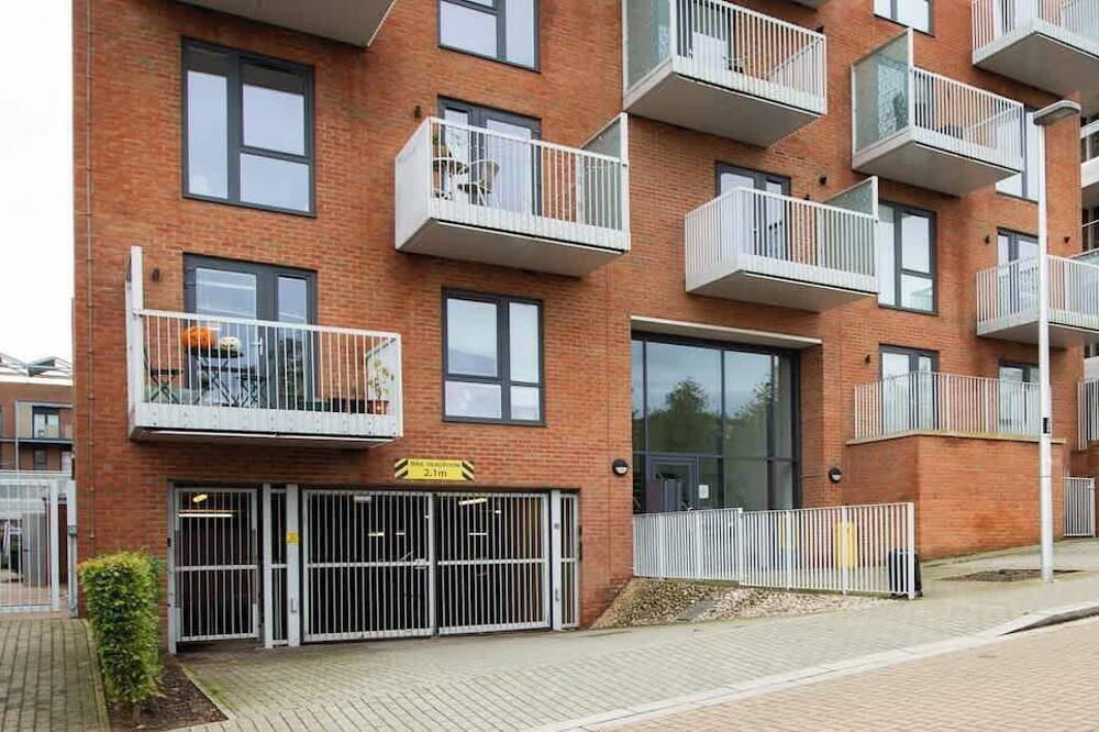 Entire apartment, 1Bed | Smart Tv + Parking | Walk to Shops & Xscape in Milton Keynes, South East England