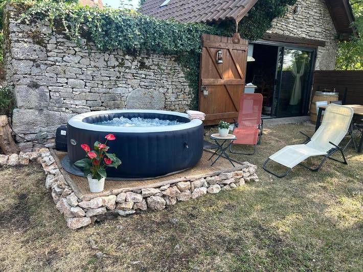 Location de vacances pour 6 personnes, avec Jacuzzi et Terrasse ainsi que Jardin et Vue à Saint-Chels