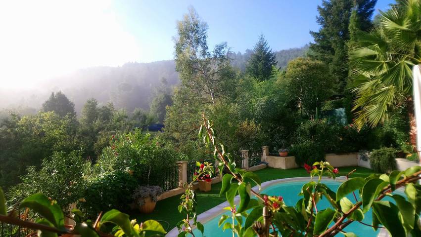 Gîte pour 6 personnes, avec balcon ainsi que piscine et jardin à La Vernarède