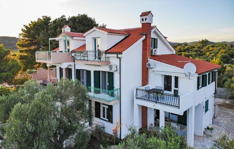 Gîte pour 4 personnes, avec piscine ainsi que terrasse et vue sur le lac à Pirovac - 4