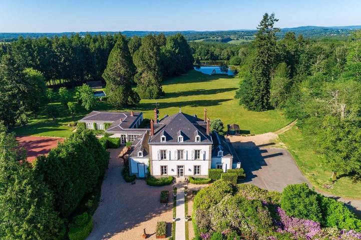 Hôtel pour 4 personnes, avec Terrasse et Jardin ainsi que Piscine et Vue à Couzeix