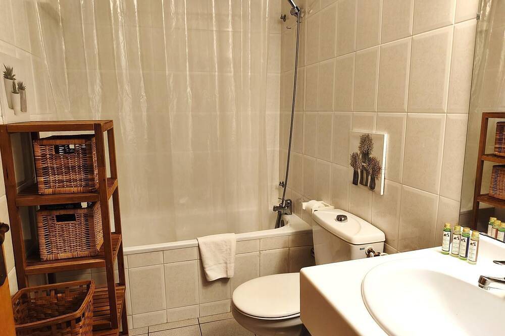 Appartement entier, Studio 2 ch. Piscine, Vues Cadí, Salle de Sport et Aire de Jeux in Enveitg, Parc naturel régional des Pyrénées catalanes