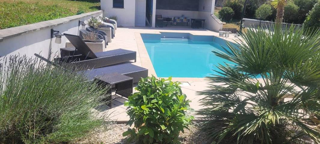 Location de vacances pour 10 personnes, avec Balcon et Terrasse ainsi que Piscine et Vue à Saint-Julien-d'Asse