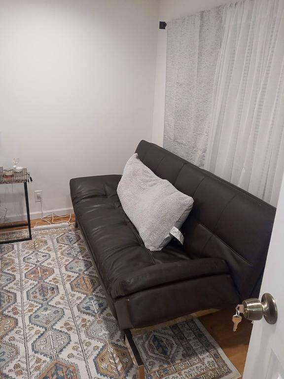 Spacious Family Retreat with Heated Pool, Hot Tub, Sauna, basketball & Golf. in Mastic, North Fork