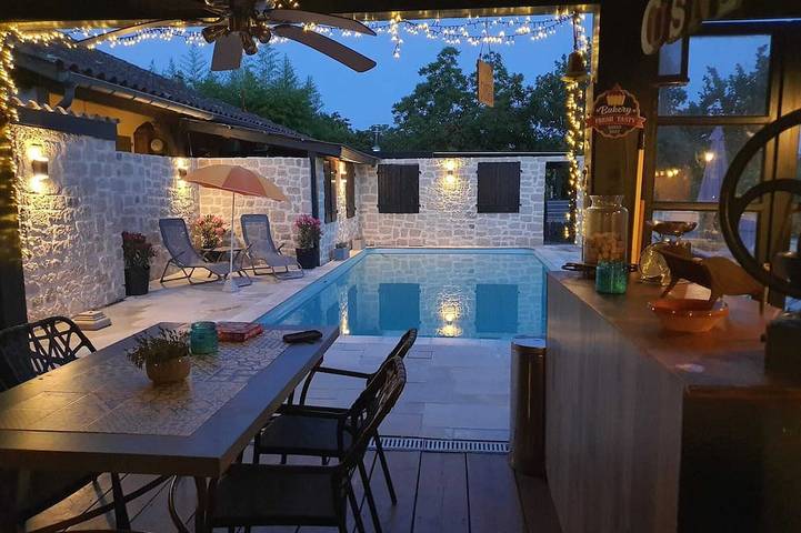 Gîte pour 4 personnes, avec piscine, animaux acceptés à Montfermier