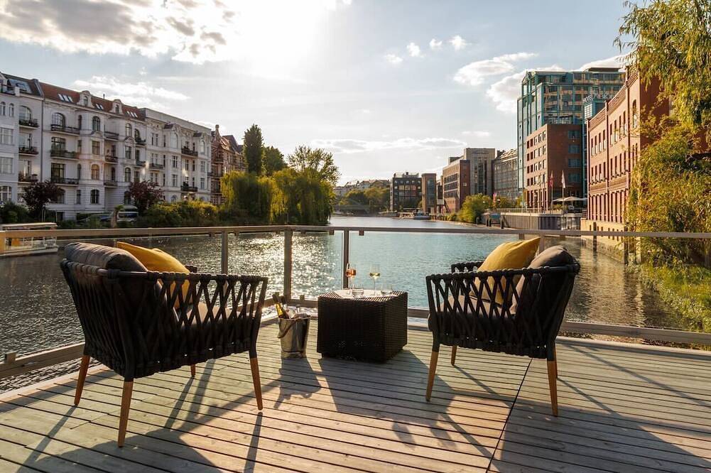 Nido – stilvoll entspannen auf Berlins exklusivstem und naturnahem Hausboot. in Moabit Berlin, Berlin
