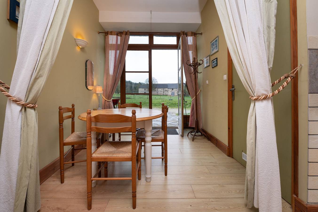 Vakantiehuis 'Le Crévy - La Calèche - 3 Pers' met Privéterras, Tuin en Wi-Fi in La Chapelle-Caro, Vannes en omgeving