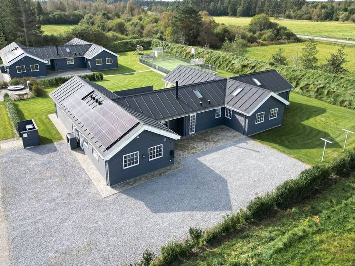 Ferieudlejning for 26 personer, med pool og terrasse såvel som sauna og jacuzzi i Ålbæk