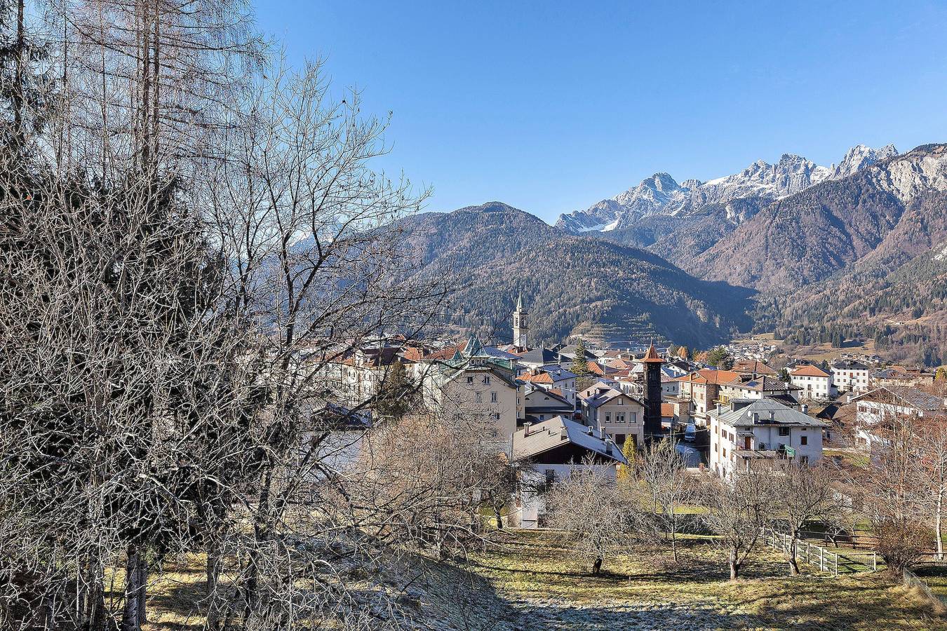 Ganze Wohnung, Apartment „Ginepro Verde“ mit Bergblick, privater Terrasse und eigenem Garten in Lorenzago di Cadore, Südliche Karnische Alpen