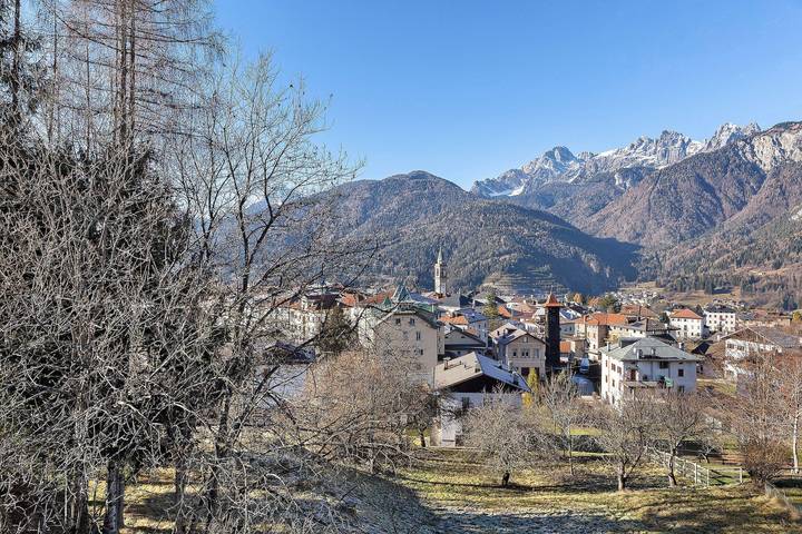 Entire apartment, Apartment 'Ginepro Verde' with Mountain View, Private Terrace and Private Garden in Lorenzago di Cadore, Carnic Prealps