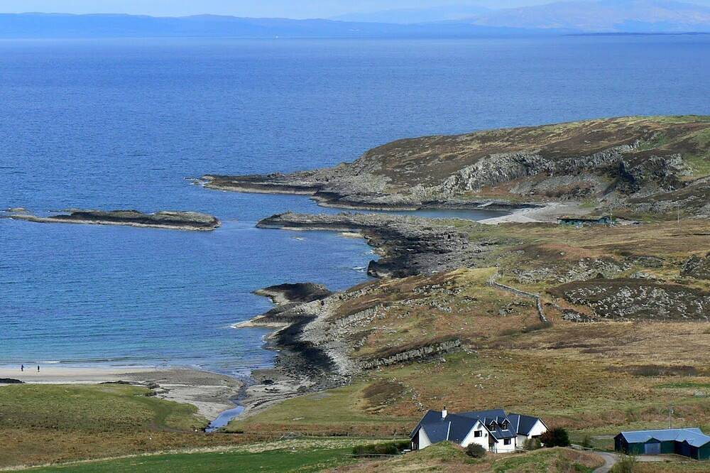 Swordle Bay House. 2 minute's walk to beach. in Highlands