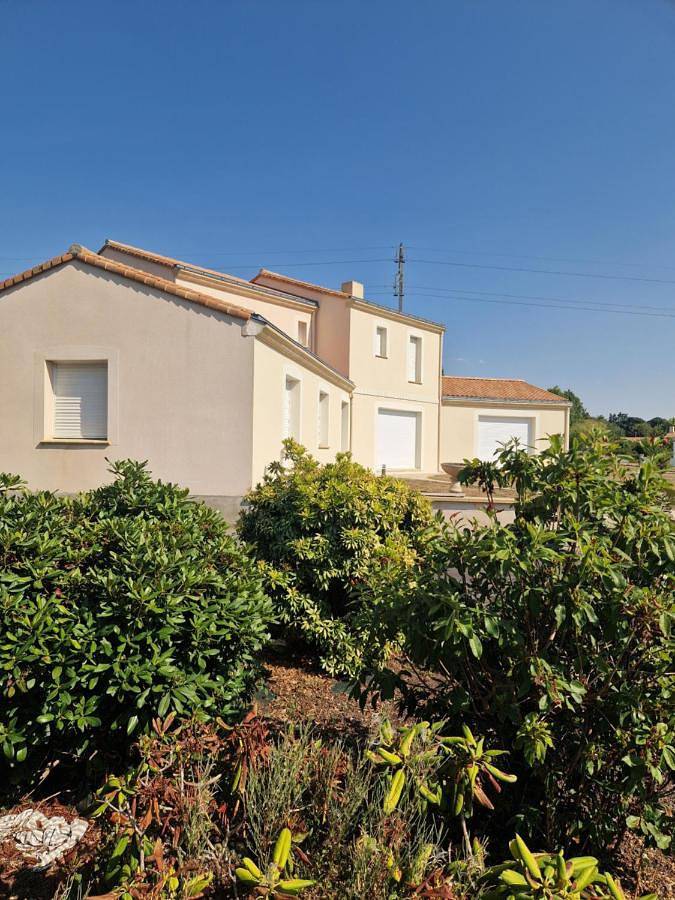 Location de vacances pour 12 personnes, avec Jacuzzi et Terrasse ainsi que Jardin et Piscine à Port-Saint-Père - 3