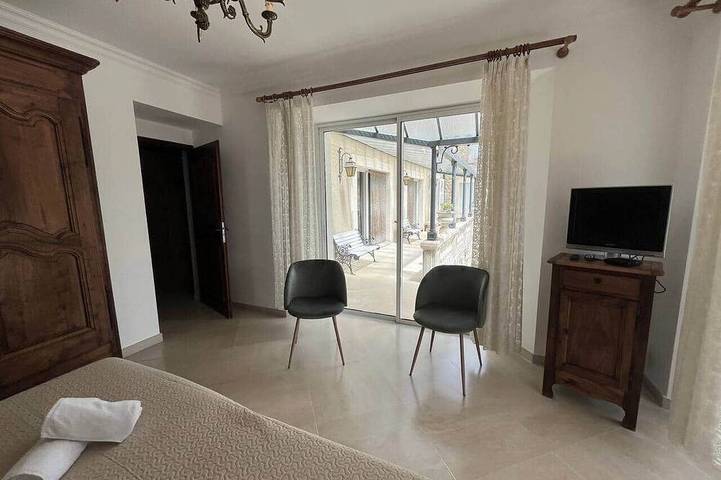 Location de vacances pour 11 personnes, avec balcon et piscine à Cornillon - 4