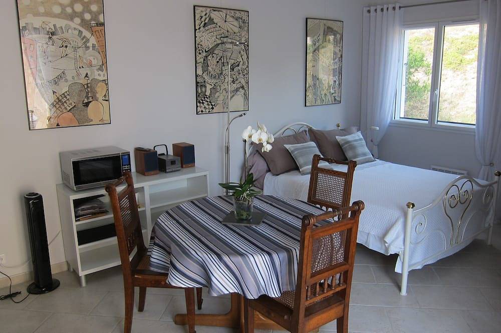 Appartement entier, Studio douillet pour 2 pers., parking,  2 terrasses,  wifi in Laroque-des-Albères, Région de Céret