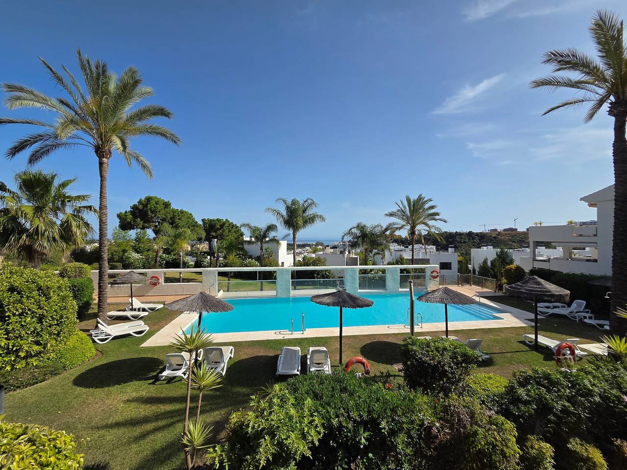 Geheel appartement, Tuinappartement. Golf aan zee in Estepona in La Resina, Estepona