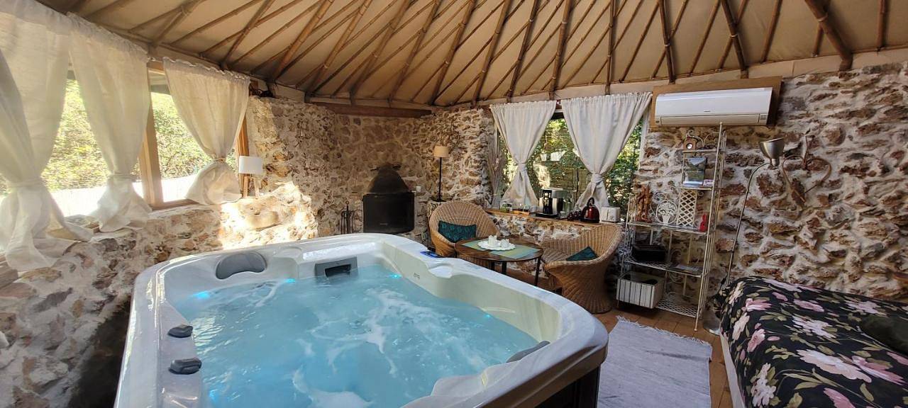 Lodge with Exterior Hot Tub in Saint-Maximin-la-Sainte-Baume, Région de Brignoles