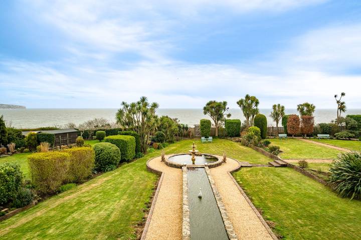 Villa for 16 people, with terrace and garden on the Isle of Wight