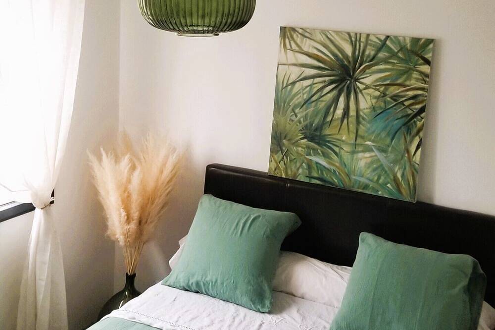 Stay in Le Mans: room with private shower, free parking in Le Mans, Sarthe