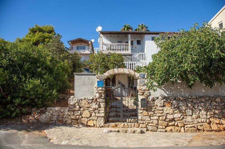 Ganze Wohnung, 2-Zimmer-Ferienwohnung mit Terrasse und Meerblick Milna (Vis in Rukavac, Split-Dalmatien