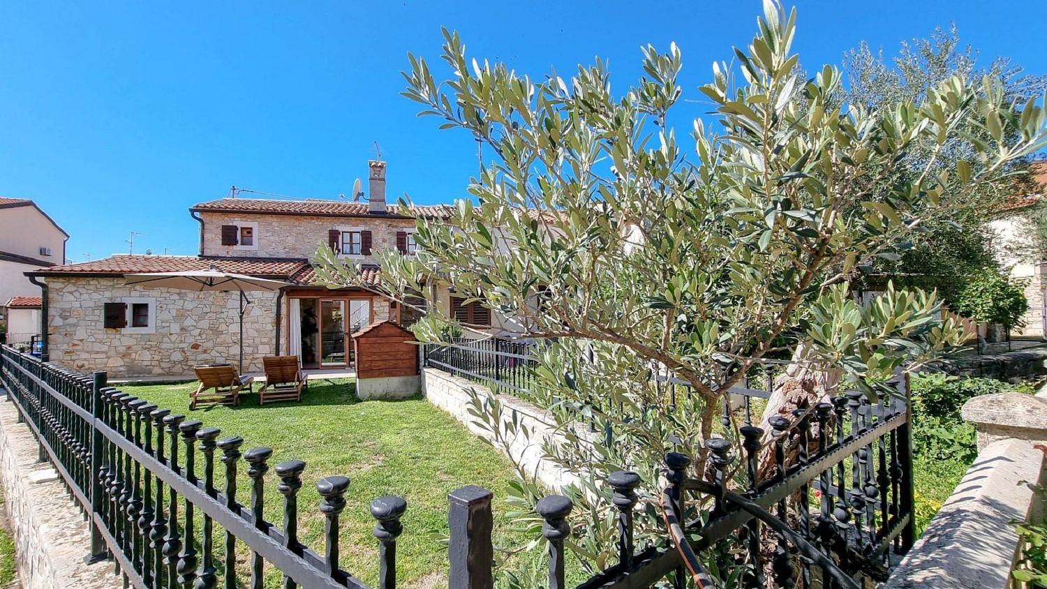 Hundefreundliches Steinhaus nur 100 Meter zum Strand mit privatem Garten, Liegen, Bbq in Novigrad, Umag i okolice