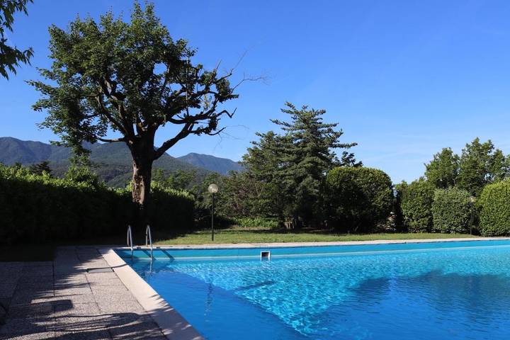 Ferienwohnung für 4 Personen, mit Ausblick und Balkon sowie Seeblick und Pool, mit Haustier - 1