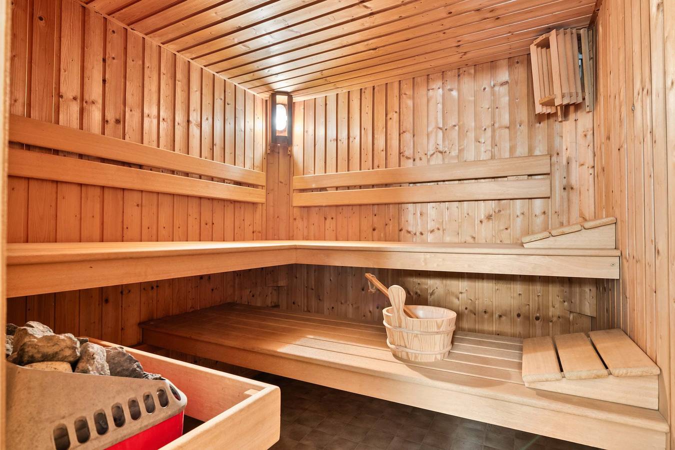 Grand Ostend townhouse with sauna near the sea in Oostende stadt, Oostende