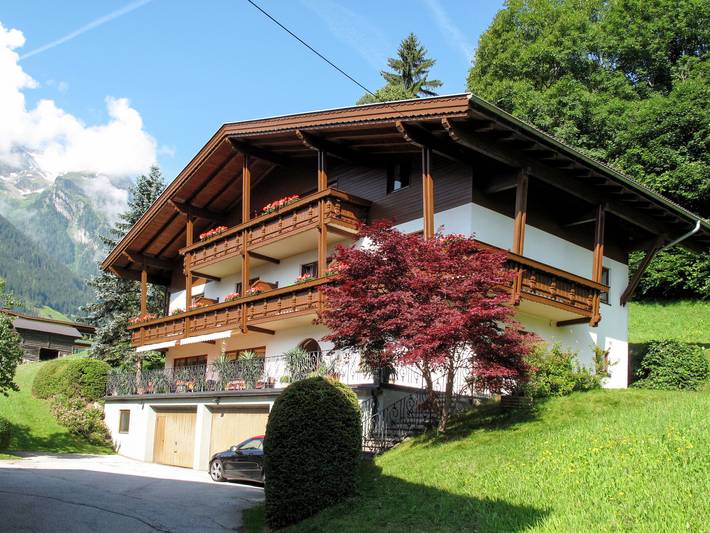 Ferienwohnung für 5 Personen, mit Balkon und Terrasse sowie Garten und Sauna in Finkenberg