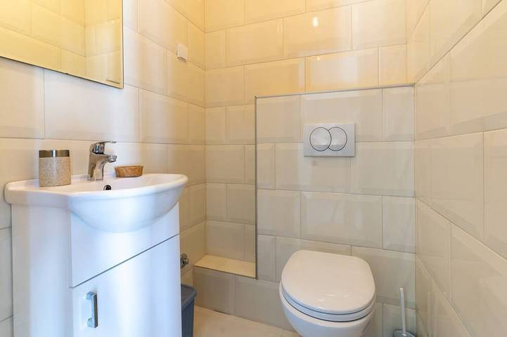 Villa für 8 Personen, mit Sauna und Garten sowie Balkon in Montenegro - 4