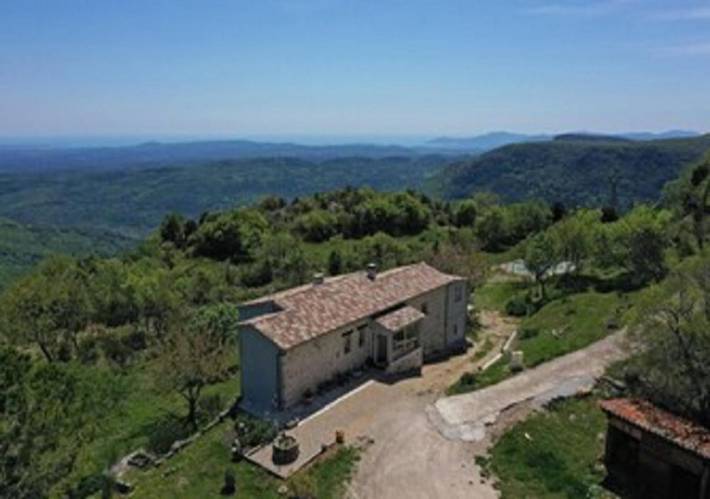 Location de vacances pour 4 personnes, avec Balcon et Terrasse ainsi que Jardin et Vue à Gourdon (Provence-Alpes-Côte d'Azur)