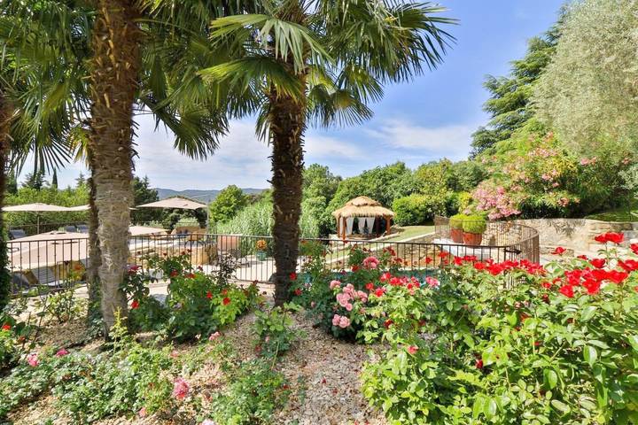 Chambre d’hôte pour 2 personnes, avec Terrasse et Jacuzzi ainsi que Jardin et Piscine à Saint-Estève-Janson