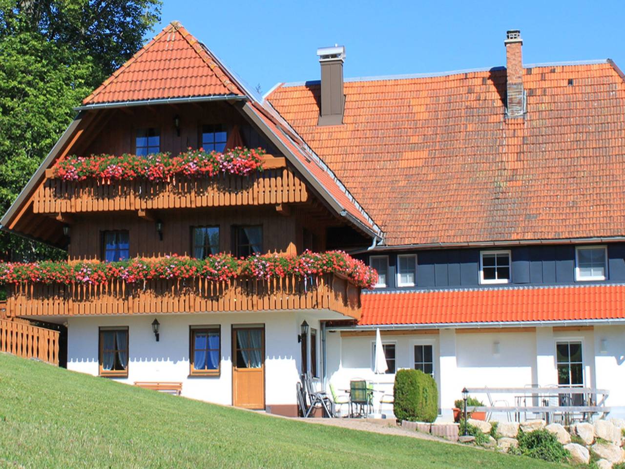 Ganze Wohnung, Apartment Waldblick auf dem Bauernhof mit Terrasse, Grillplatz, Spielplatz und Blick ins Grüne in St. Georgen, Mittlerer Schwarzwald
