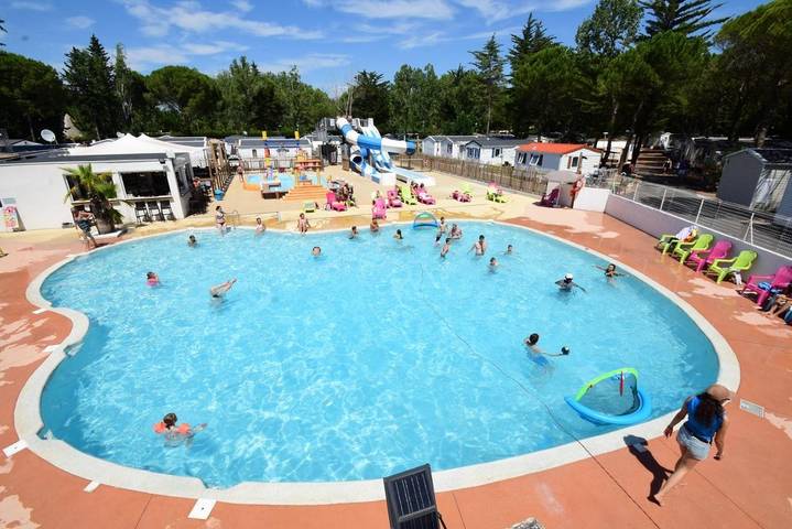 Camping pour 6 personnes, avec bassin pour enfant ainsi que terrasse et piscine, adapté aux familles