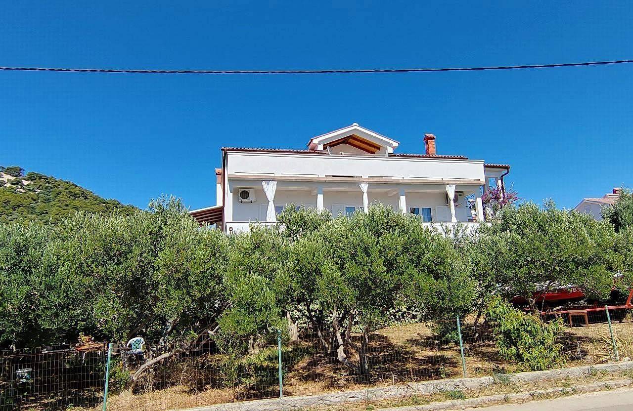 Ganze Wohnung, 2-Zimmer-Ferienwohnung mit Terrasse und Meerblick Barbat (Rab) A-25045-a in Barbat na Rabu, Rab